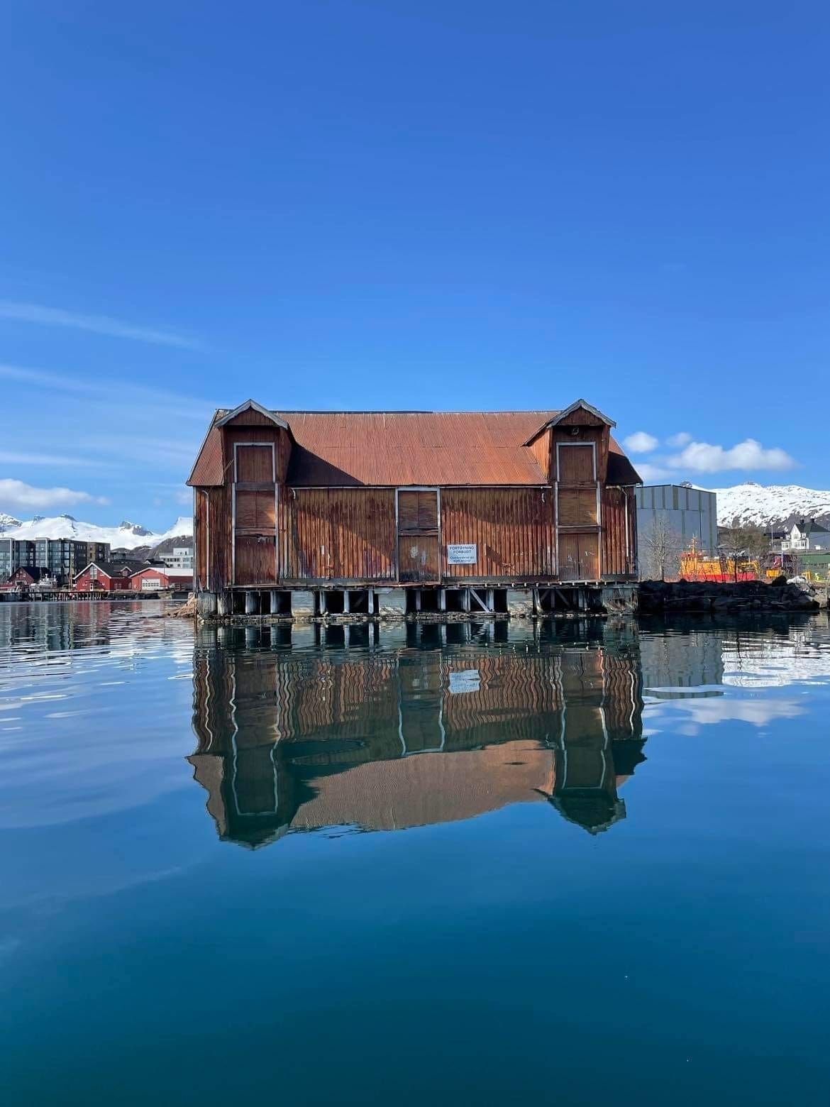 Svolvær en kort 20 minutters båttur unna i finvær Galleribilde