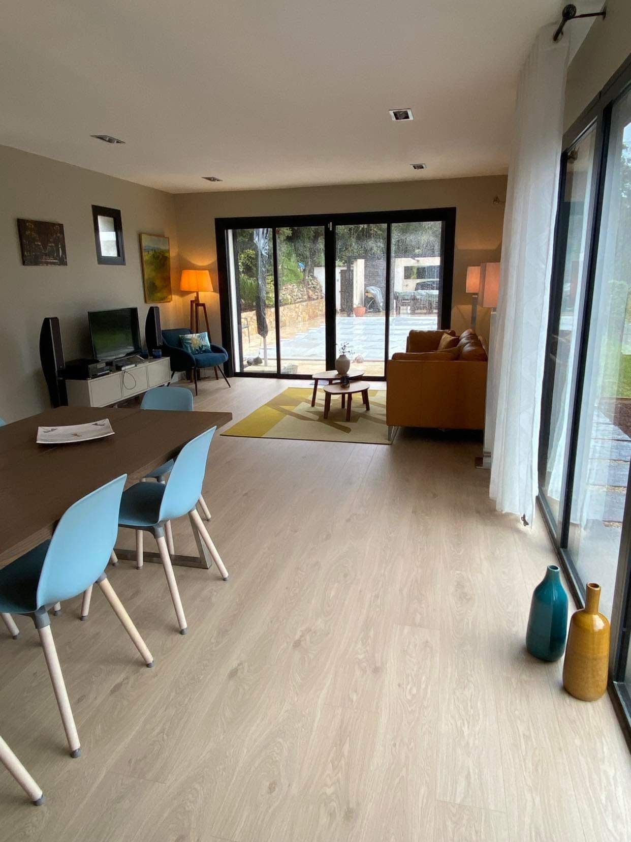 Fra stue med utgang til bassengområde Galleribilde