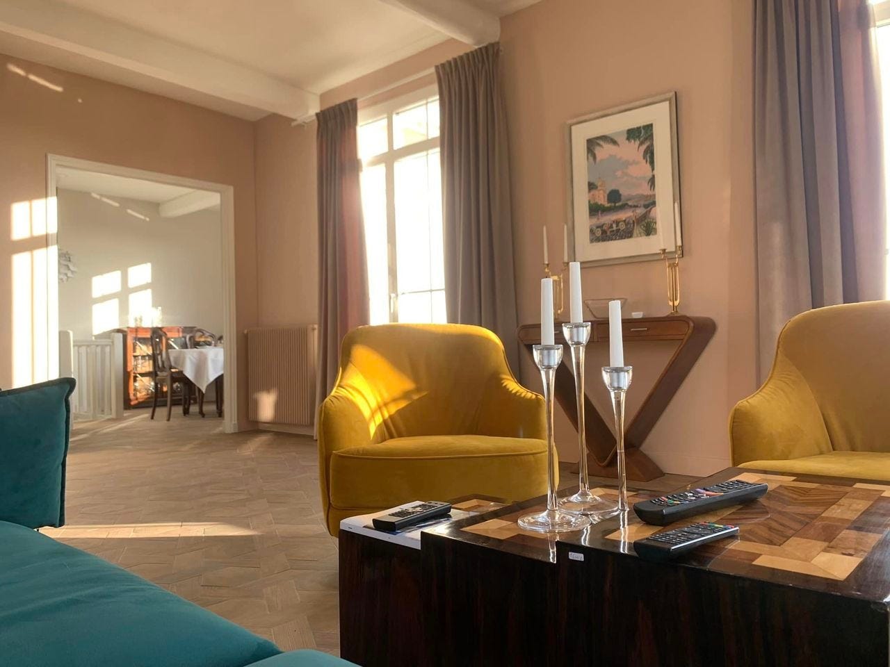 Stuen i hovedetasjen, med utgang til stor terrasse Galleribilde