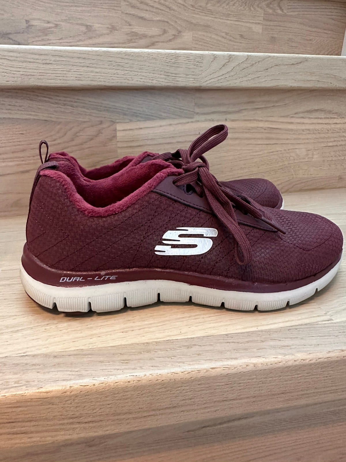 Burgunder røde joggesko fra Sketchers | FINN-torget