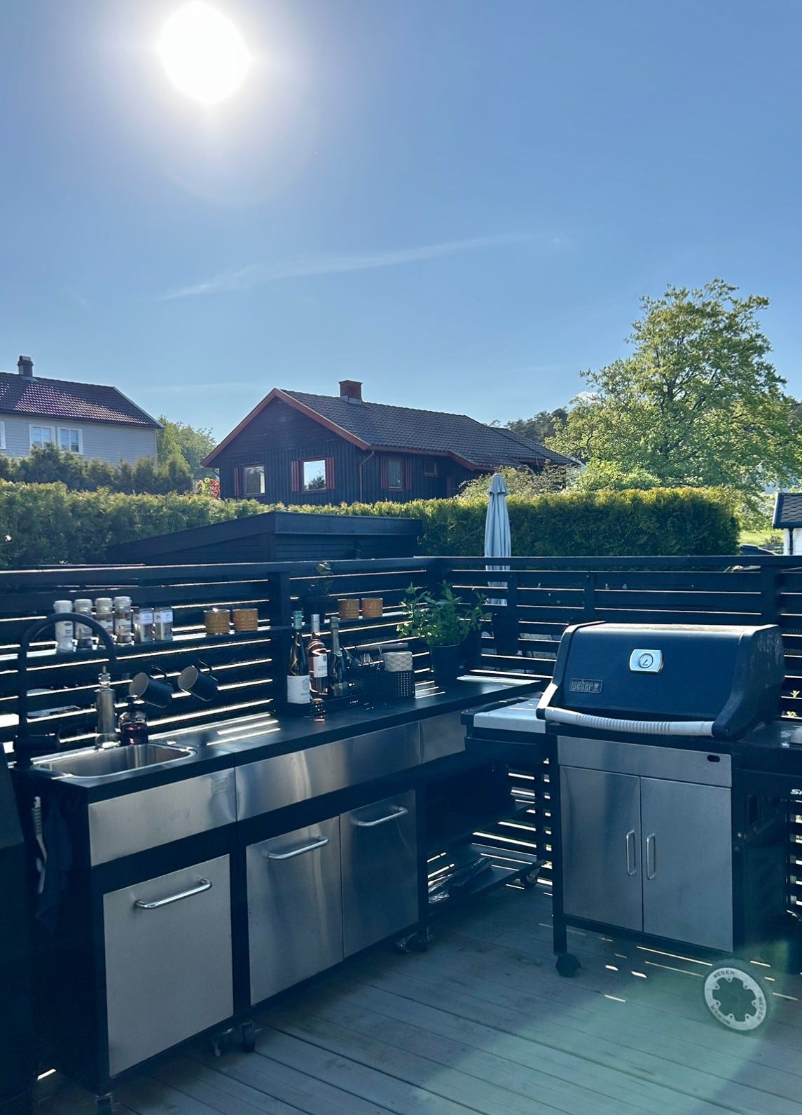 Utekjøkken med gassgrill, kokeplate og vannkran Galleribilde