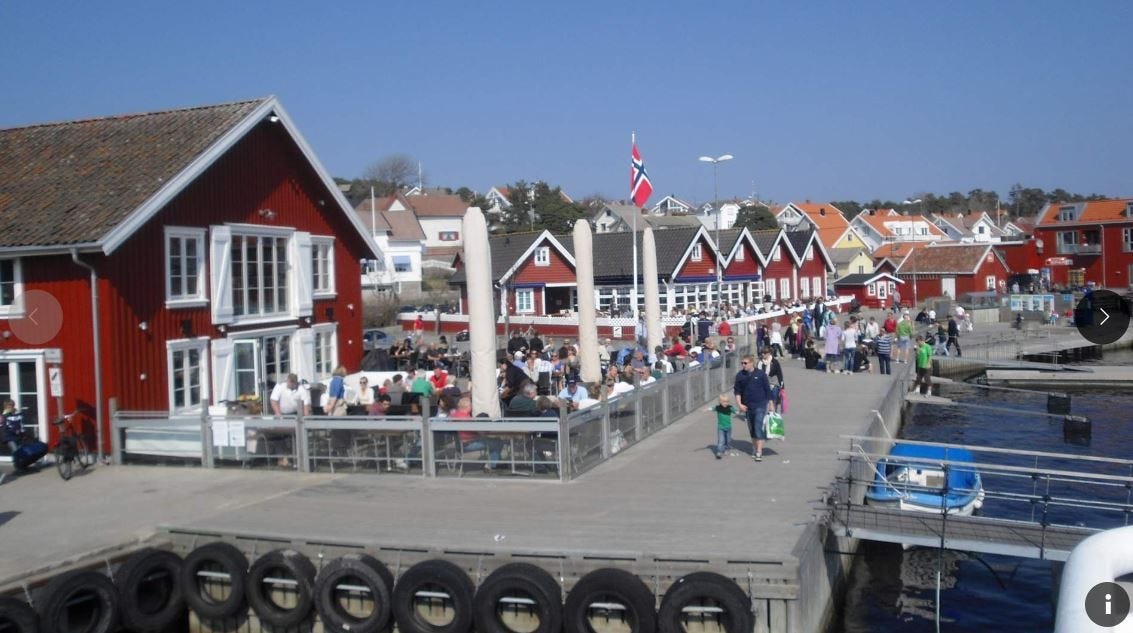 Hovedstaden på Hvaler er Skjærhalden, med sjøboder, gode restauranter og vinmonopol Galleribilde