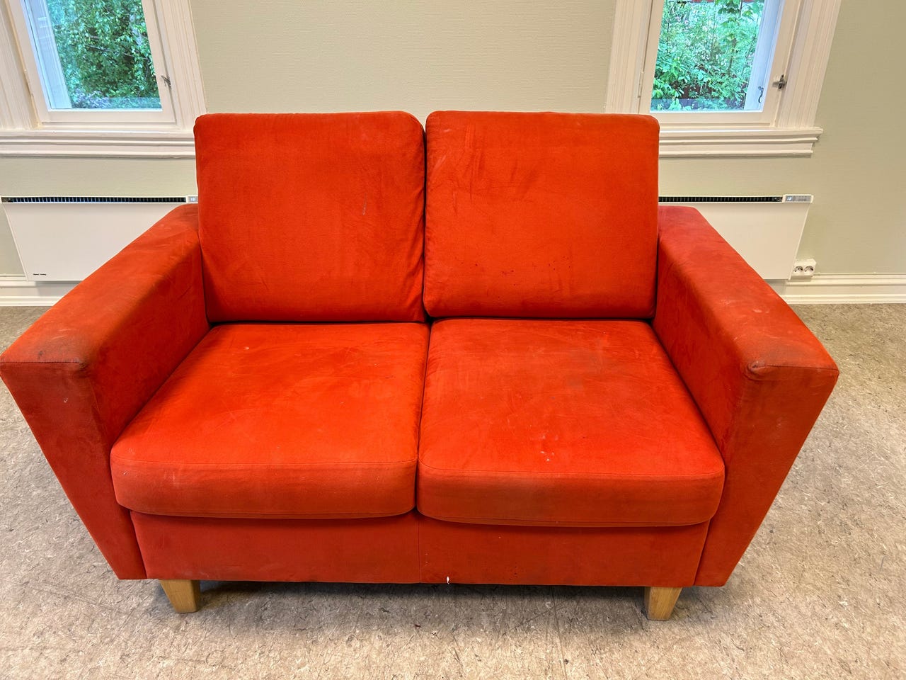 Rød sofa, toseter gis vekk FINN