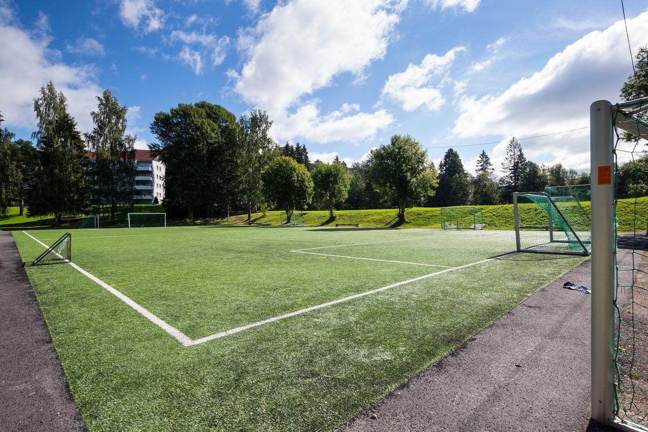 Kunstgressbanen rett ved huset. Galleribilde