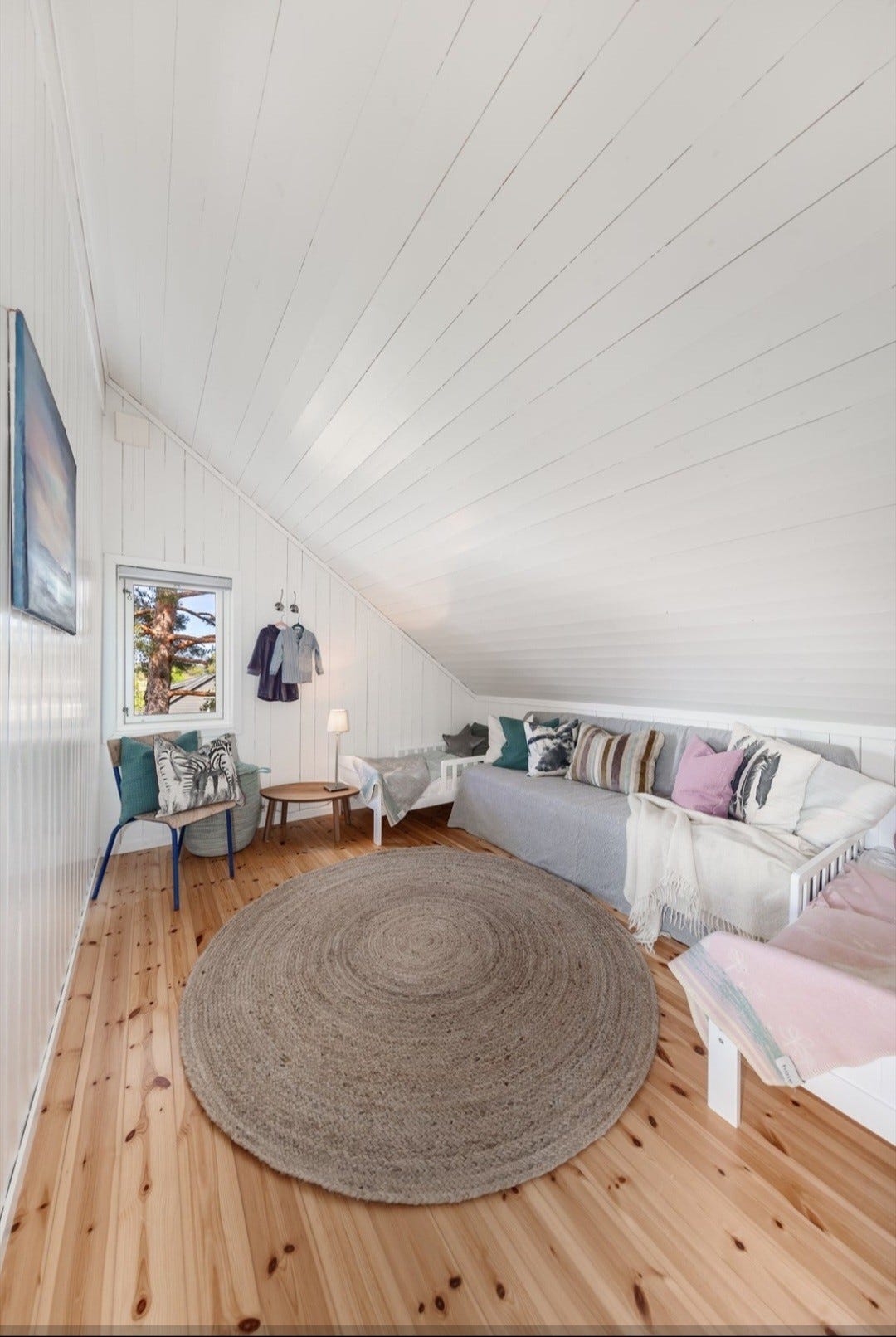 Familierom med 2 barnesenger 70×140 og 2 gode madrasser på 80×200 cm. Galleribilde