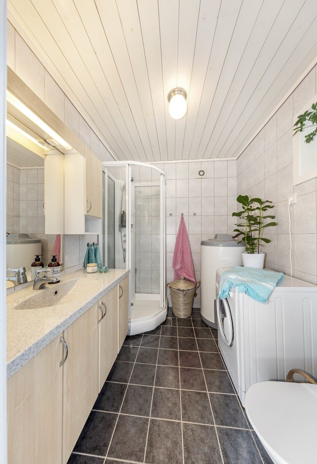 Bad med dusjkabinett, wc og vaskemaskin. Galleribilde