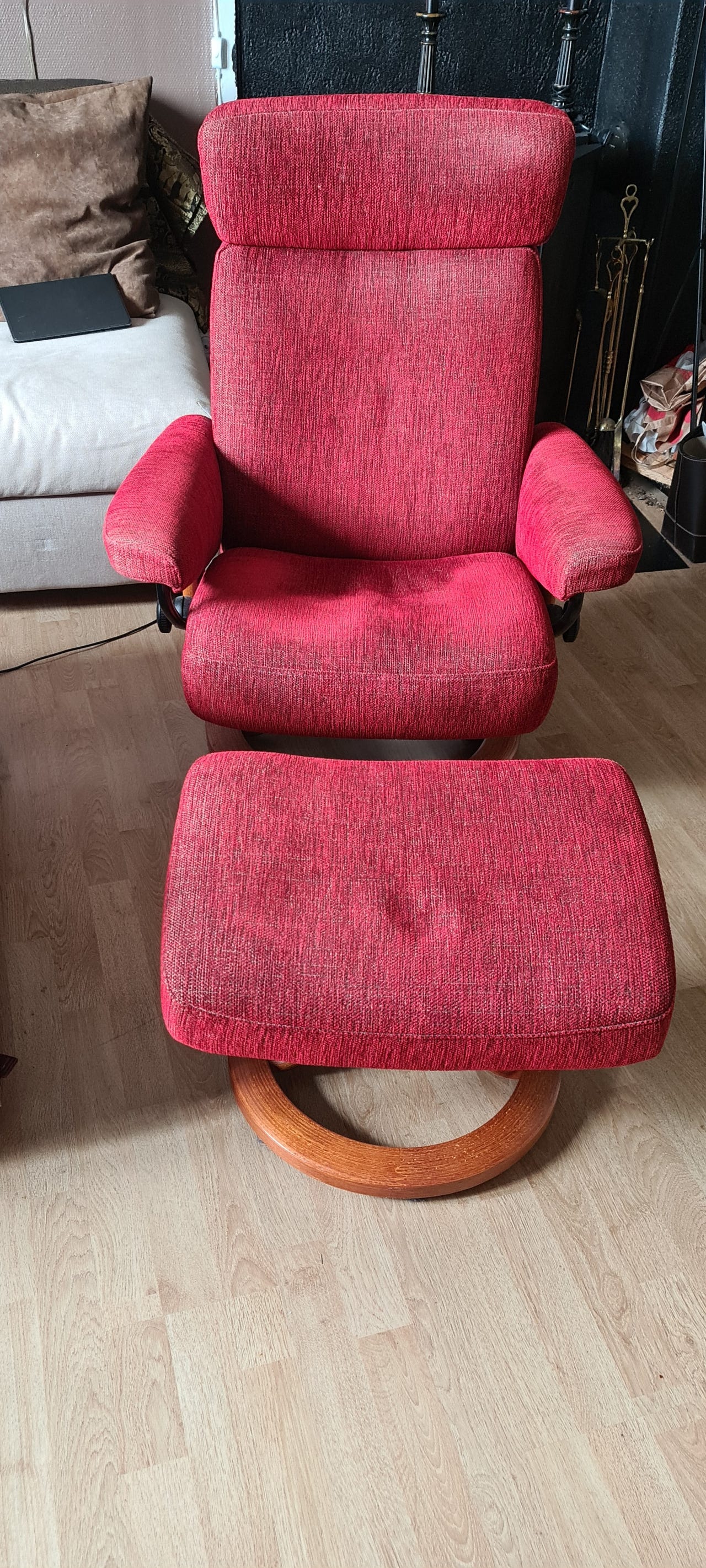 Mørk rød Stressless med puff | FINN-torget