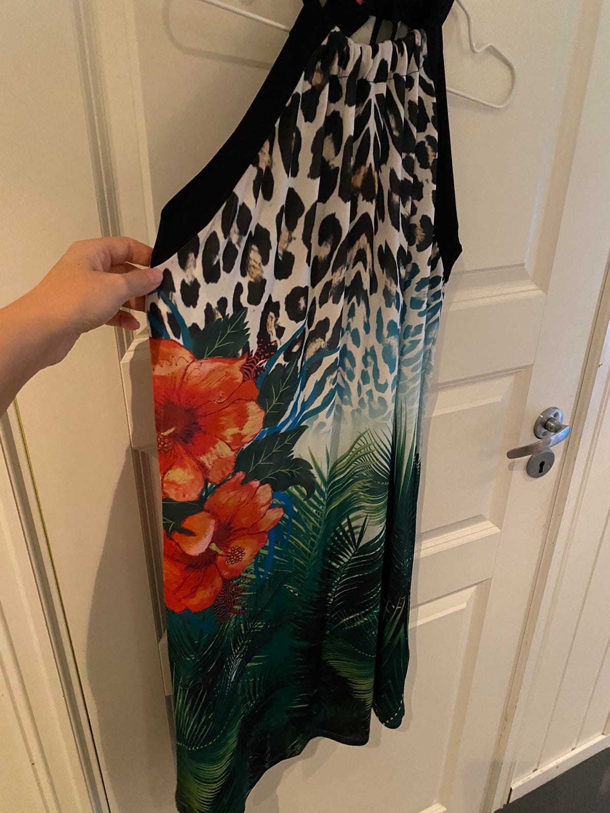 Knalltøff kjole | FINN torget