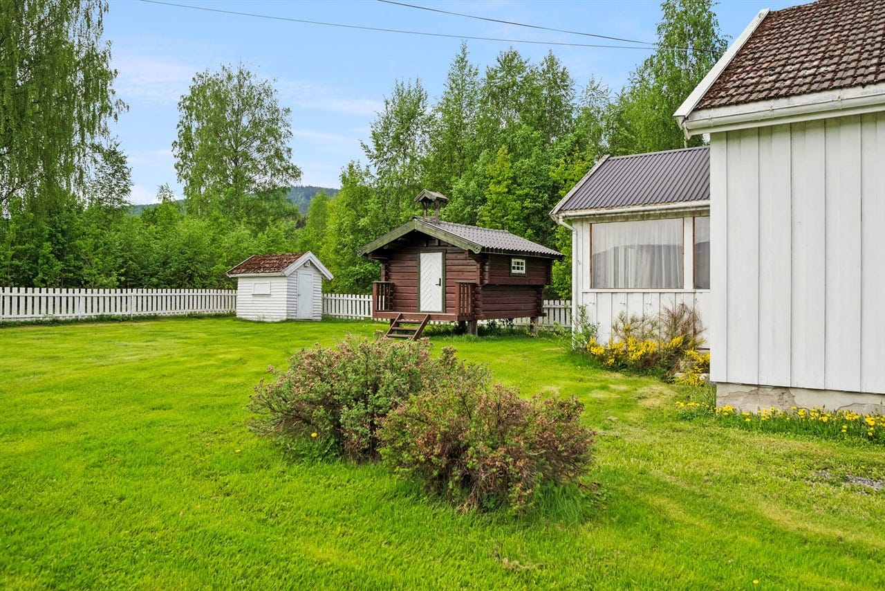 Hyggelig enebolig over 3 etasjer - romslig tomt - utsikt mot ...