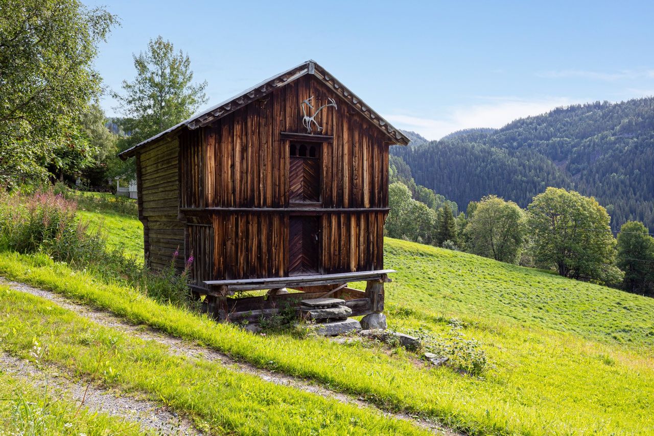 Idyllisk Gårdstun Med Våningshus Og Uthus | Stor Tomt | Kort Veg Til ...