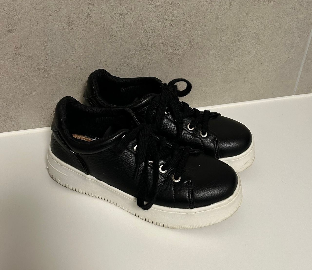 Sneakers Roberto Rosso str 37 | FINN torget