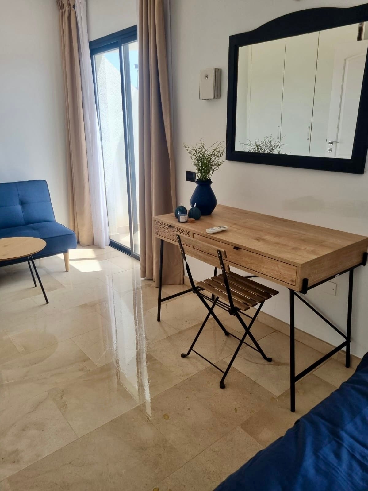 Skrivebord til med plads til en rolig arbejdsstund fra soverom 2 Galleribilde