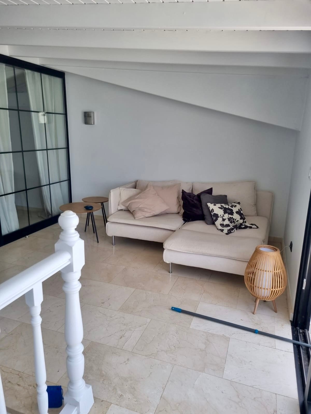 lille hyggelig stue mellem soverummene 3 og 4 hvor panoramavindueparti ud til spa terrassen med hav udsigt Galleribilde