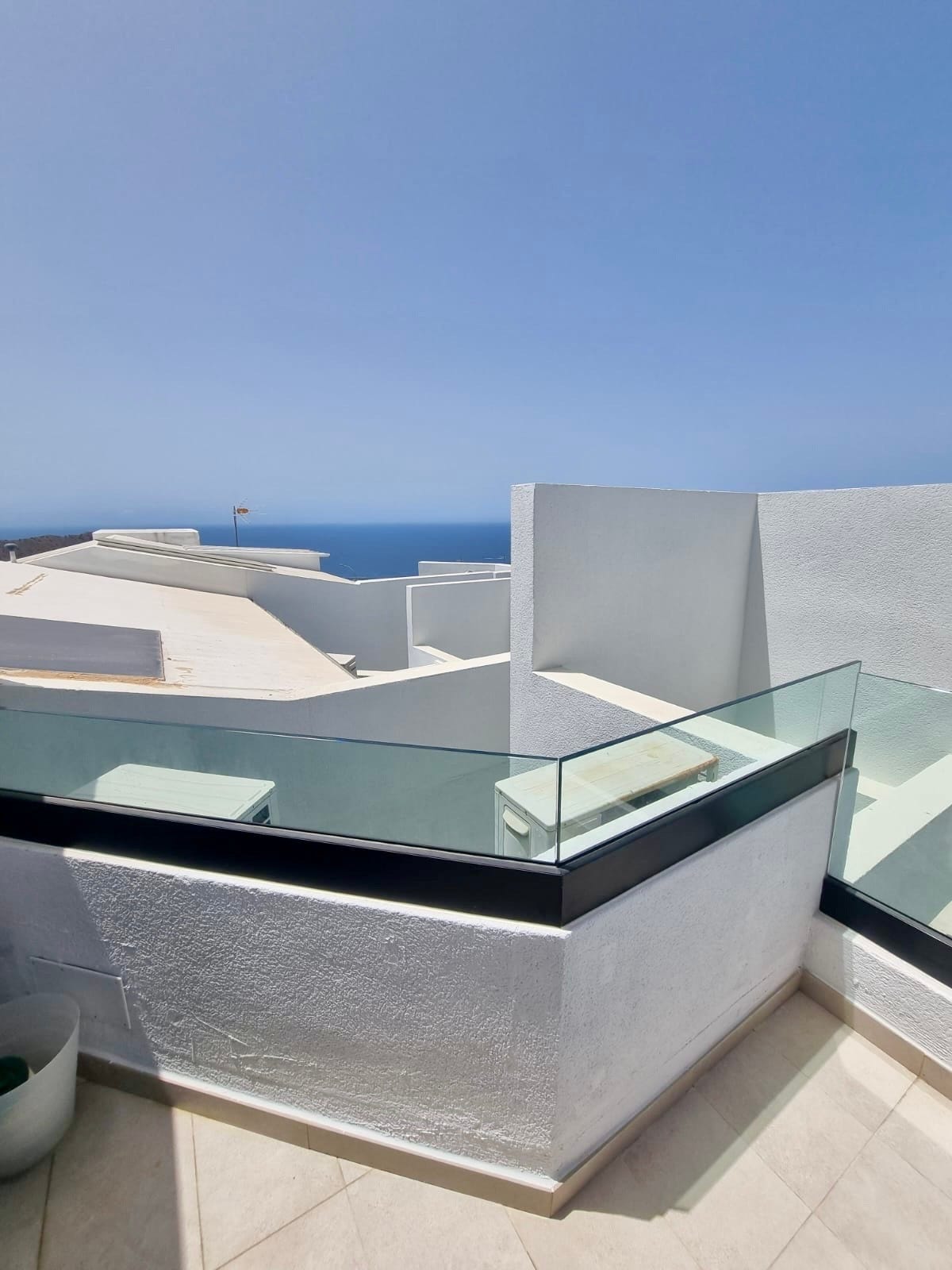 udsigt til hav fra terrassen hvor spa ligger og soverum 3 og 4 Galleribilde