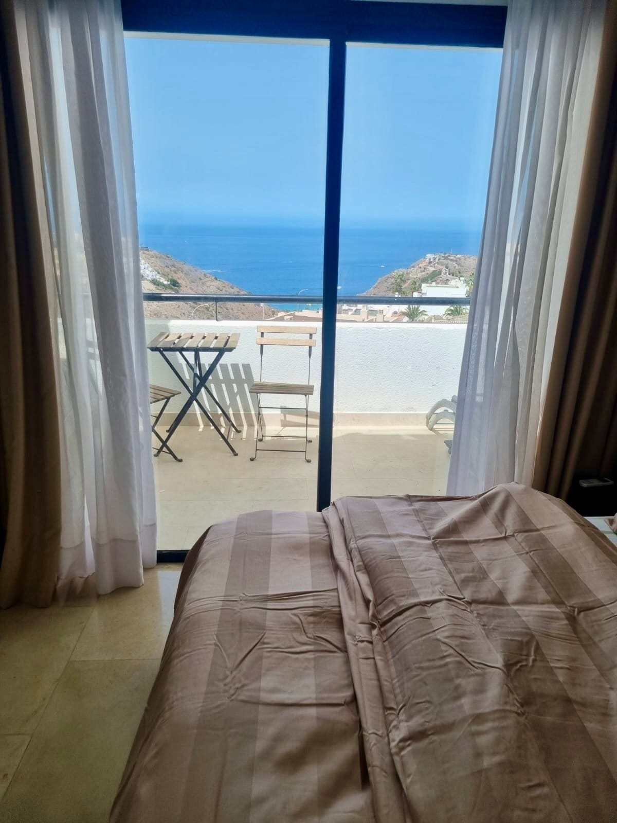 udsigt til hav fra sengen fra en af soverum 1 Galleribilde