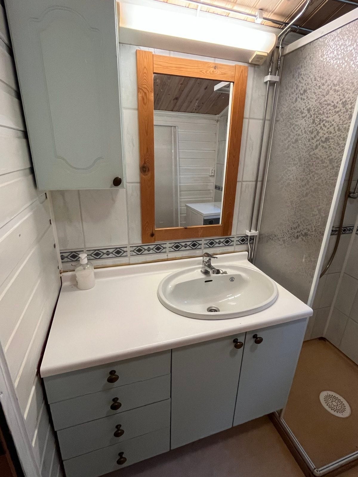 Baderom med dusj og tualett Galleribilde