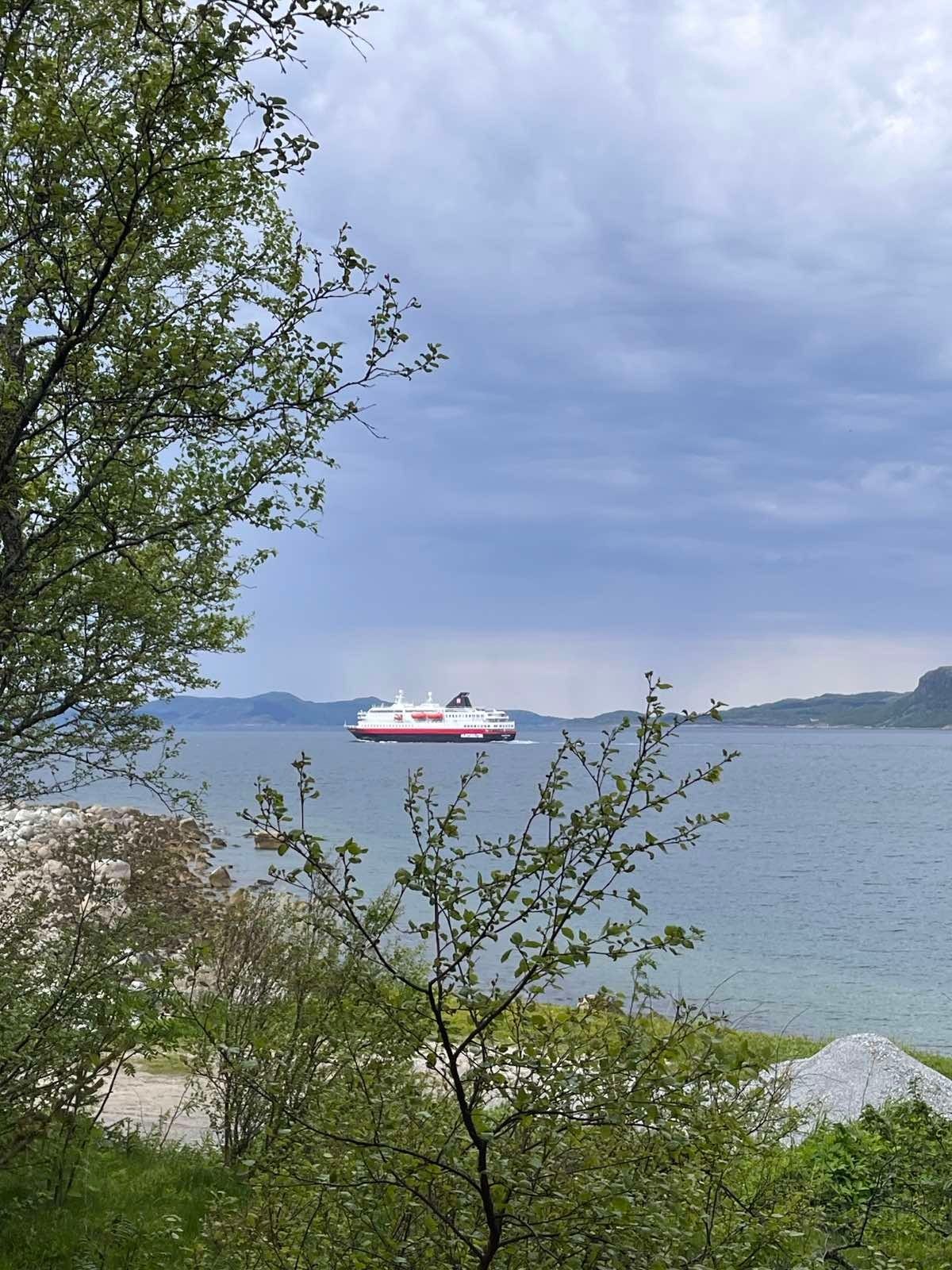 Utsikt mot Hurtigrutleia Galleribilde