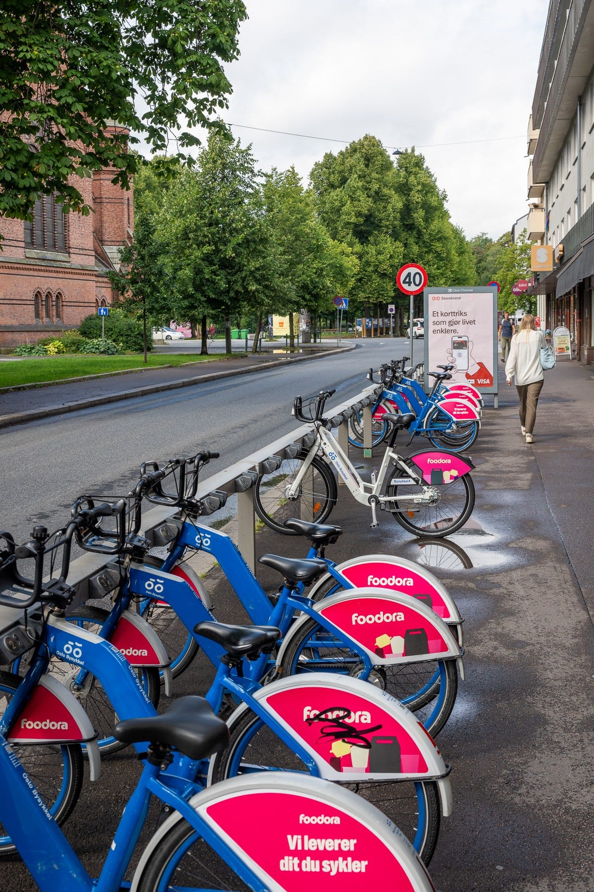 Du kan leie både sykler og elsykler rett utenfor døren Galleribilde