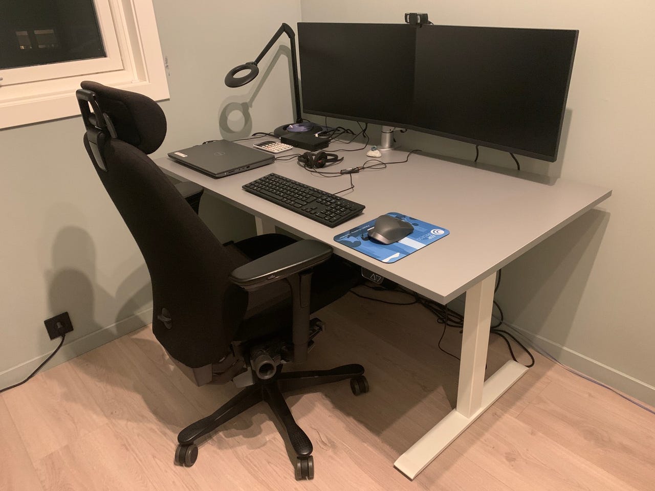 Electric height adjustable office desk + office chair + duo monitos arm