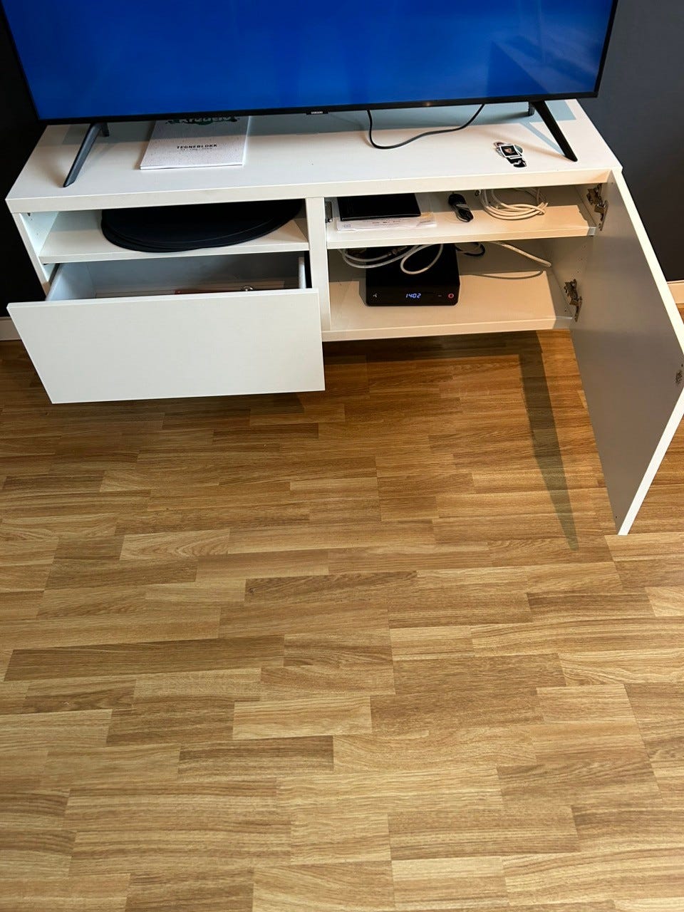 Hvit, vegghengt TVbenk gis bort FINN