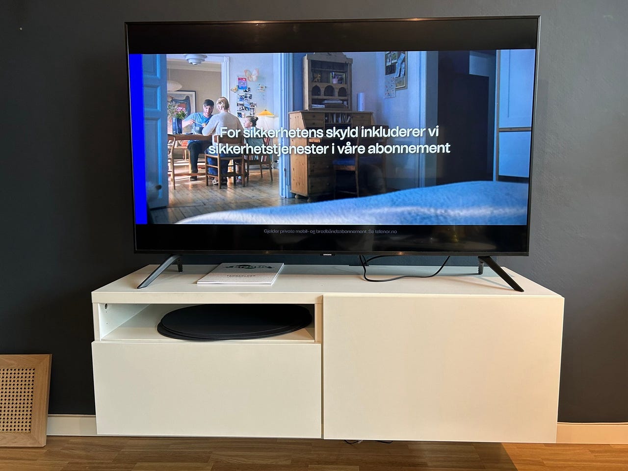 Hvit, vegghengt TVbenk gis bort FINN