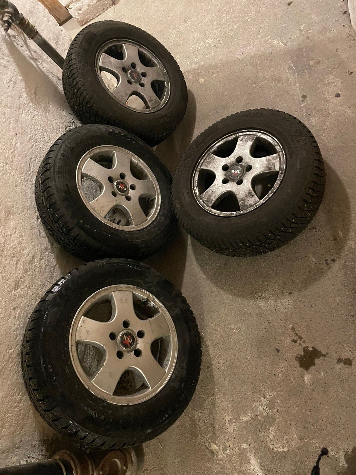 15” Nokian Hakkapeliita Og Conti Piggdekk 