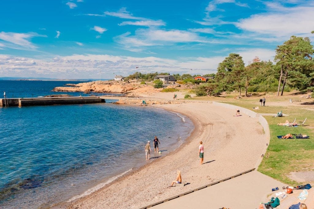Solviken badestrand ligger bare 300 meter fra hytta. Stranda er offentlig og har både kiosk og toalettfasiliteter. Galleribilde