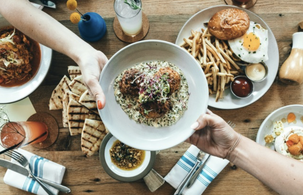 Vårt kjøkken tar ingen snarveier og vi serverer mat til alle som har lyst på et fantastisk godt måltid i vår unike restaurant som ligger i ærverdig lokaler fra 1934 som er modernisert i 2023. Galleribilde