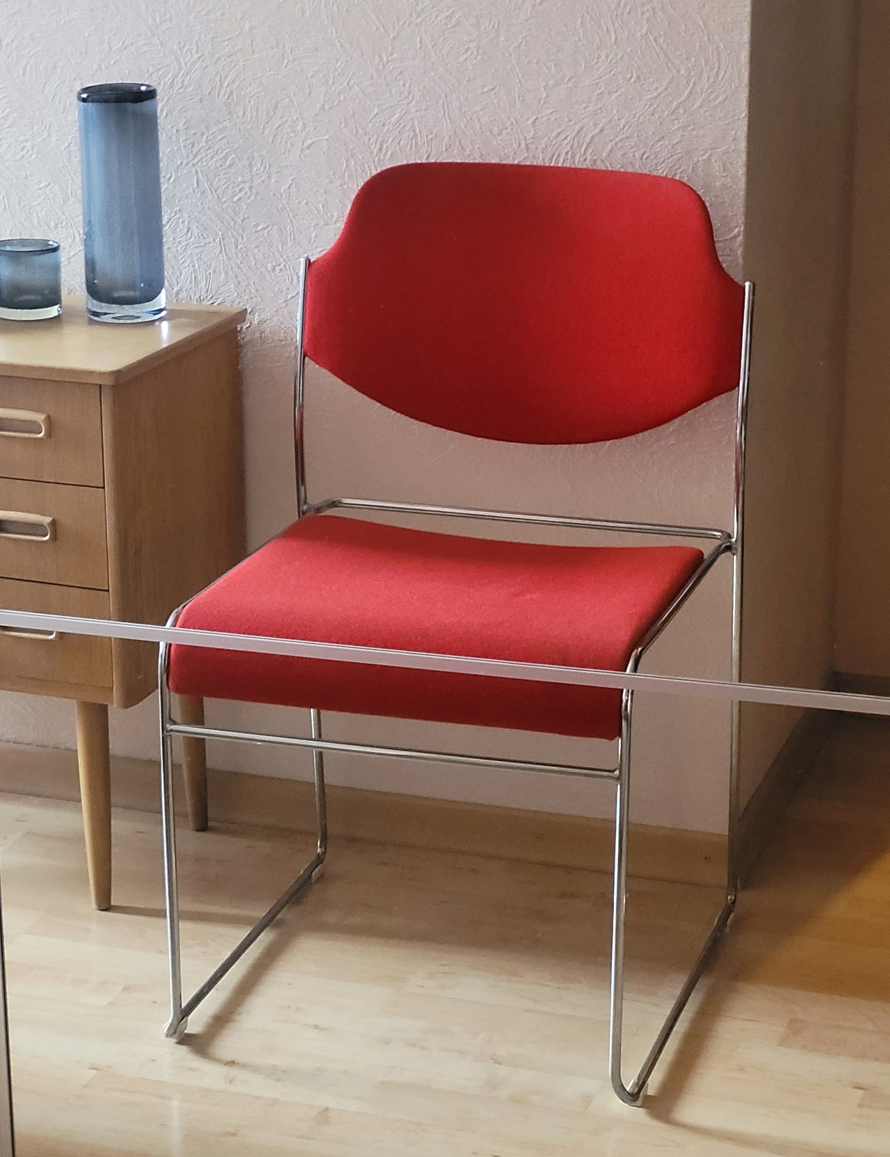 Loung chair, rød entré stol, kontorstol, stål - stofftrekk. | FINN-torget
