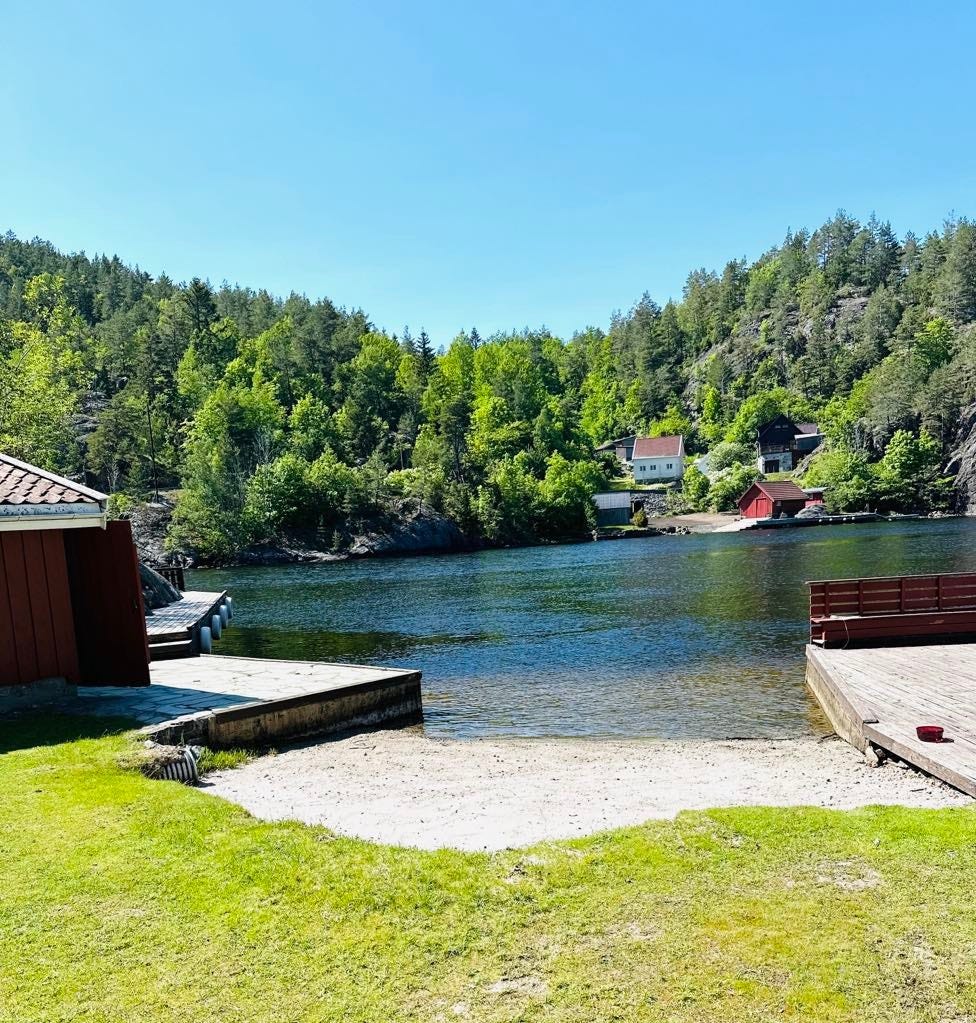Egen sandstrand og brygge. Galleribilde