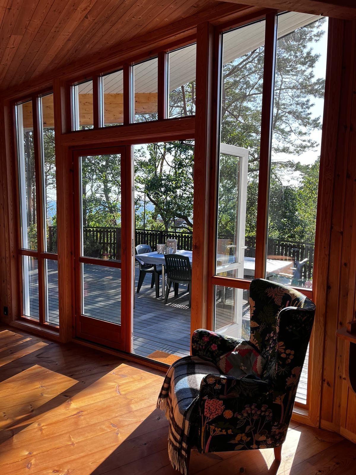 Hovedstue med utsikt mot havet og brygge Galleribilde