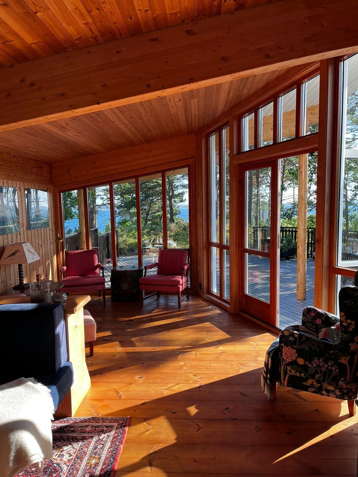 Hovedstue med utsikt mot havet og brygge Galleribilde