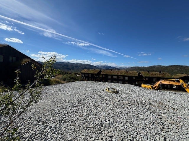 Flott prosjektert hytte på sørvest vendt, solrik tomt midt i trekket på Haukeli Skisenter – ski in/out!