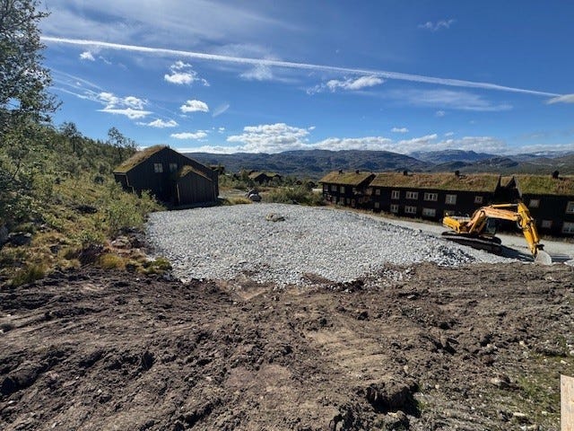 Flott prosjektert hytte på sørvest vendt, solrik tomt midt i trekket på Haukeli Skisenter – ski in/out!