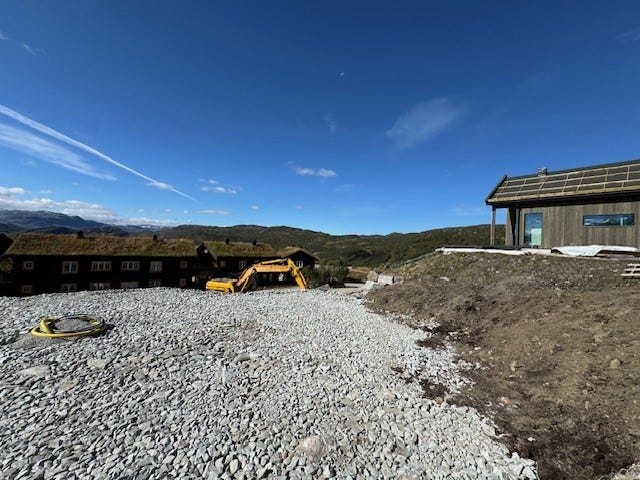 Flott prosjektert hytte på sørvest vendt, solrik tomt midt i trekket på Haukeli Skisenter – ski in/out!