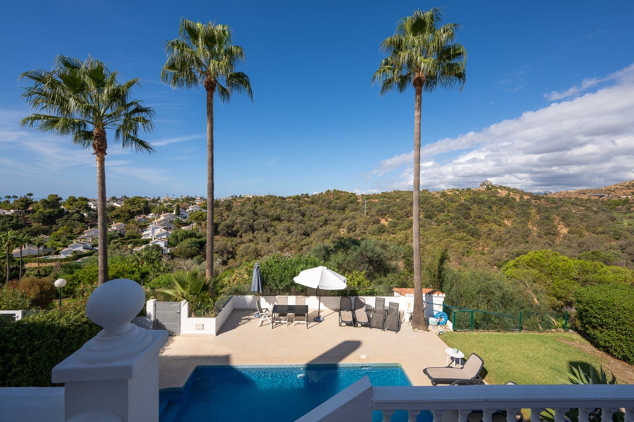 Mijas Costa - Stor rekkehusbolig i Calahonda med panoramautsikt og privat basseng – bilde 1