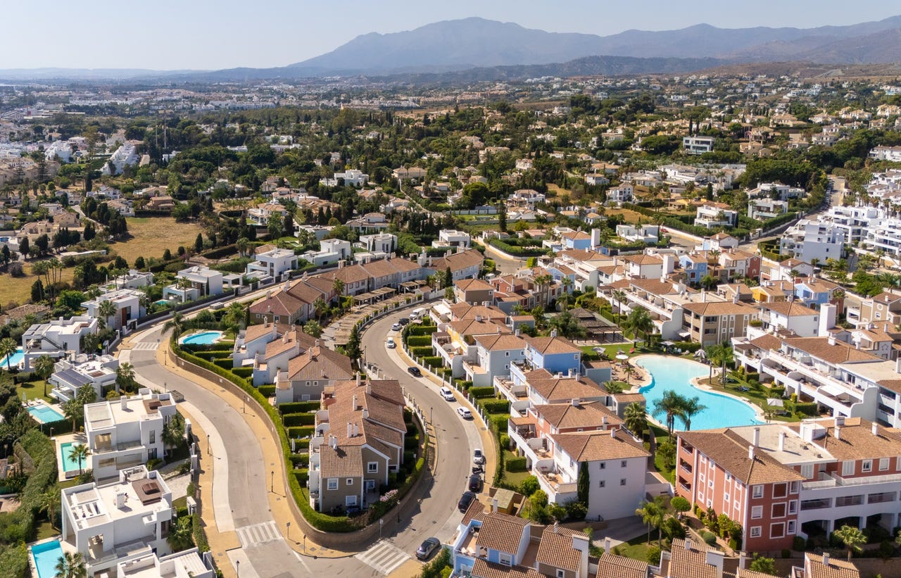 Estepona - Lys og romslig 3-soveroms rekkehus med privat hage i eksklusive El Campanario – bilde 1