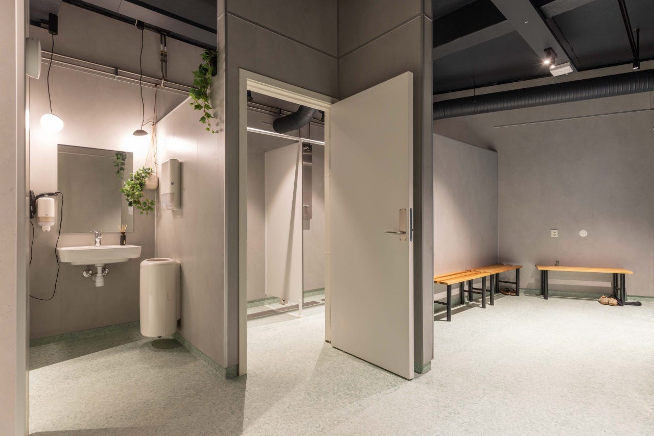 Felles velutstyrt garderobe i 1 etasje