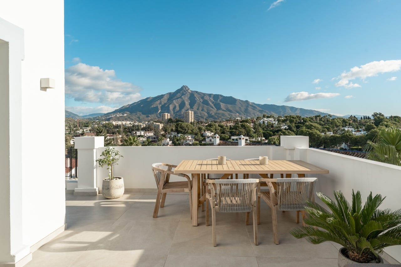 Bo midt i Marbella - Duplex penthouse med solrike terrasser og frontlinjeutsikt mot La Concha – bilde 1