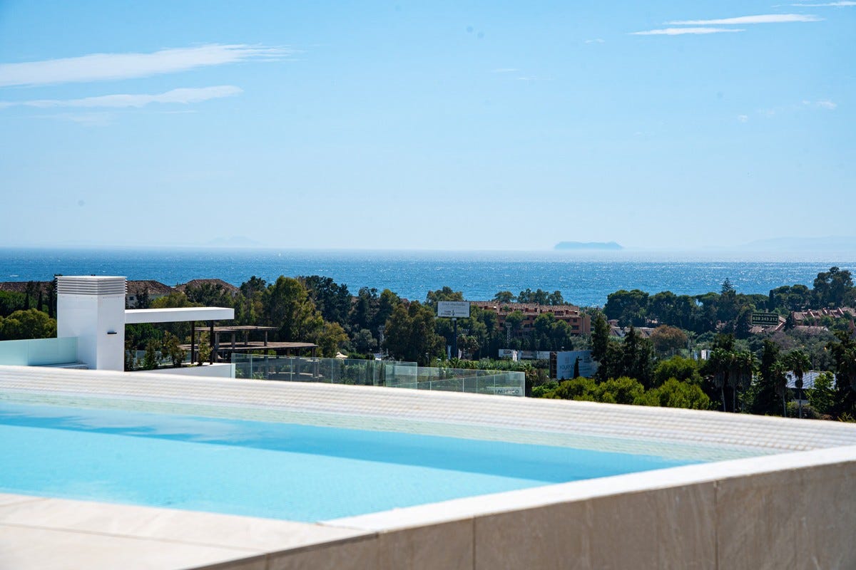 Eksklusiv nybygg-penthouse med privat takterrasse og basseng i Marbella – panoramautsikt og resortfasiliteter – bilde 1