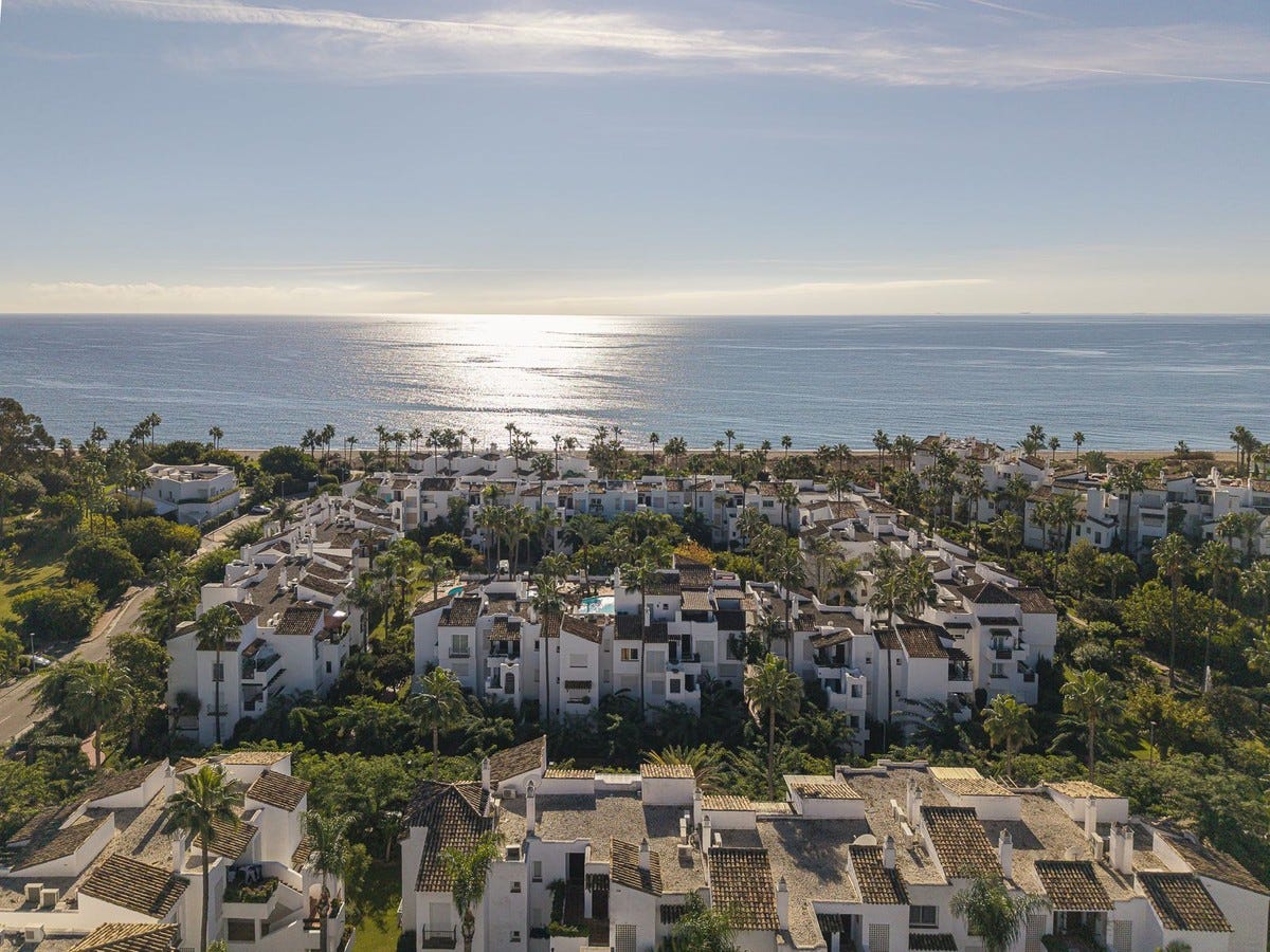 Estepona - Nydelig renovert 2-soveroms strandlinje-leilighet med sjøutsikt i eksklusive Costalita – bilde 1