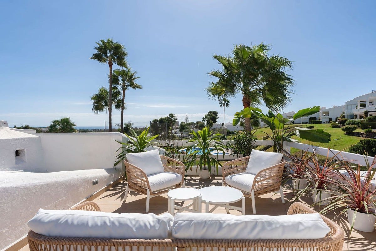 Stilfull 2-soveroms leilighet med spektakulær utsikt - Totalrenovert, Midt i Nueva Andalucía, 18kvm takterrasse – bilde 1