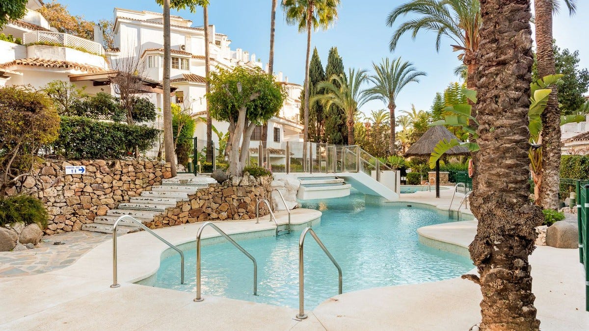 Elviria, Golden Beach - Eksklusiv, Totalrenovert 2-soveroms bakkeplan leilighet - Selges fullt møblert!! – bilde 1