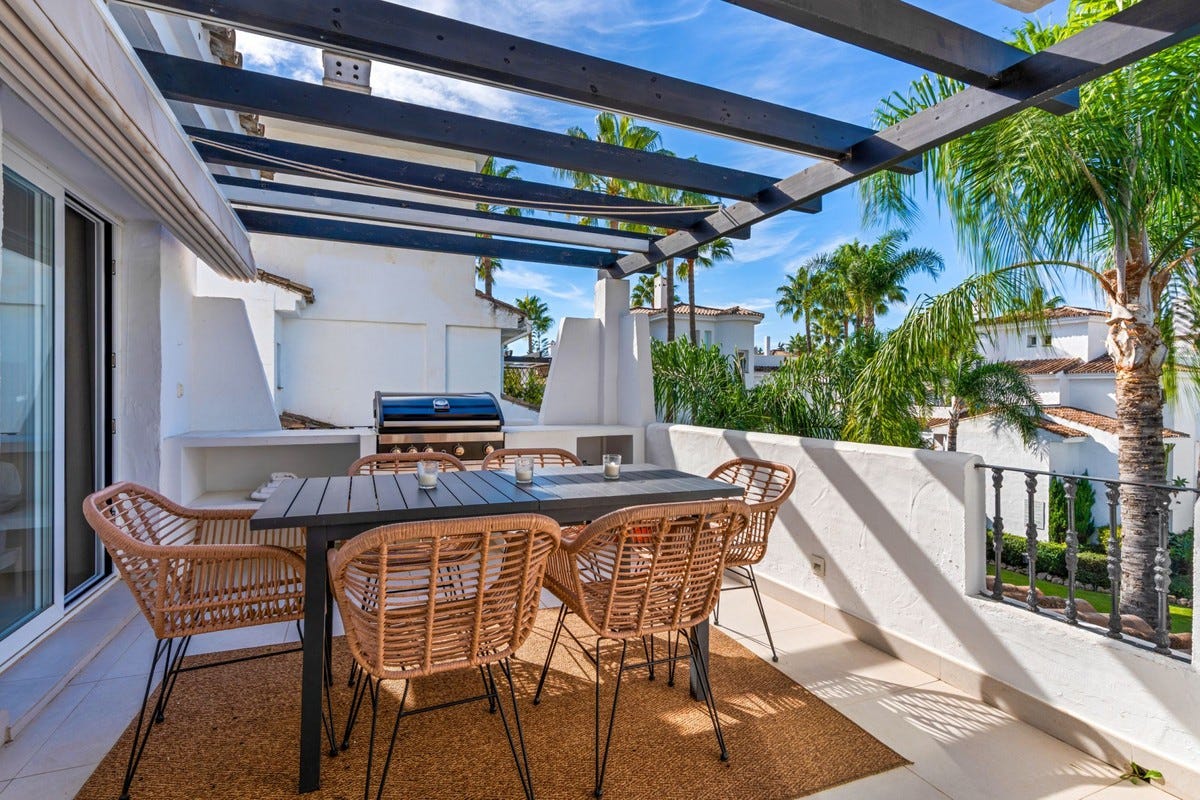 UNDER OFFER - Stilren 3-soveroms duplex-penthouse med solrik vestvendt terrasse i populære Los Naranjos de Marbella – bilde 1