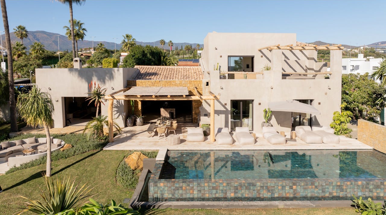 Arkitektonisk mesterverk - En helt unik Ibiza-inspirert villa med 5-soverom nær stranden i Estepona – bilde 1