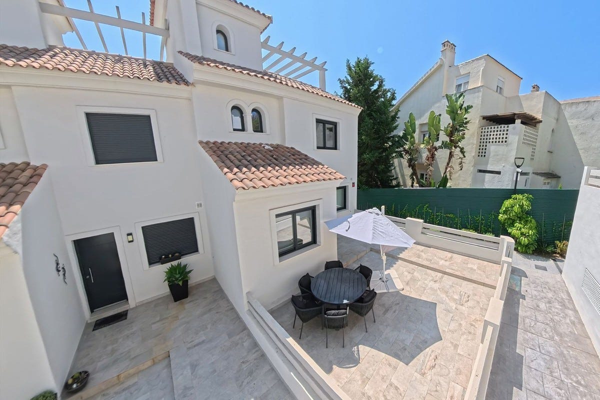 Sjarmerende 3-soveroms hjørne-rekkehus med solarium i eksklusive El Campanario – nær golf, strand og Marbella – bilde 1