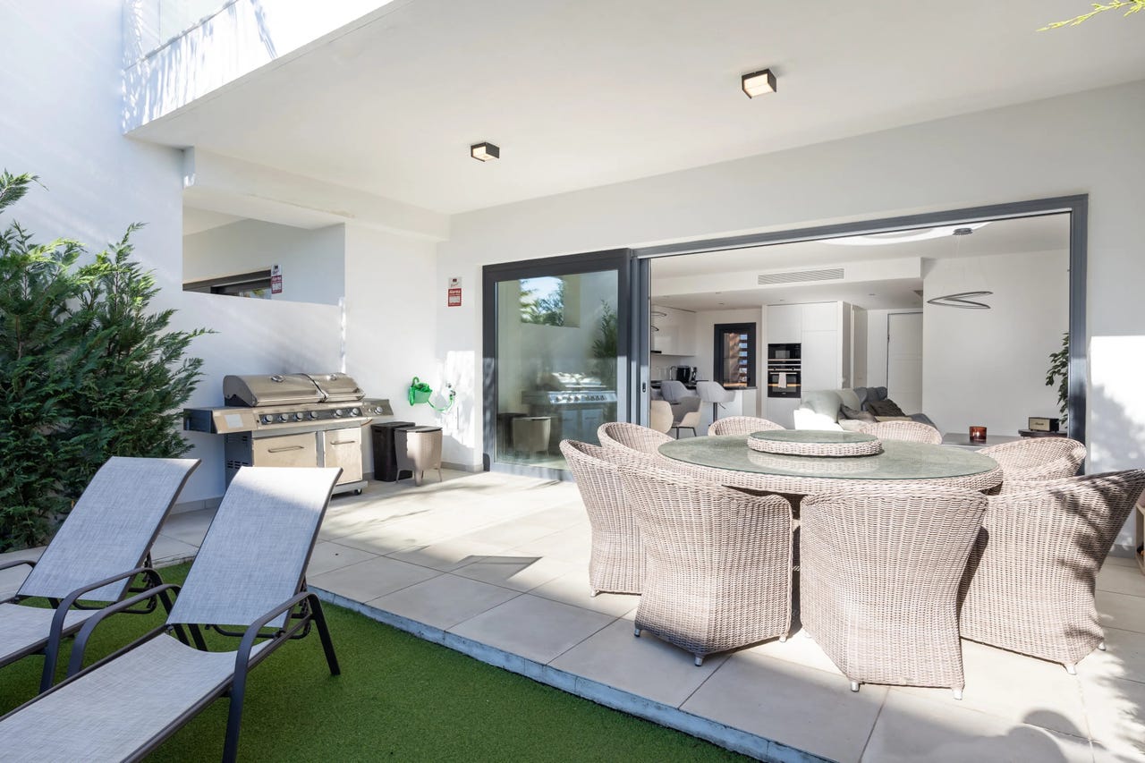 Estepona Øst - Moderne 3-soveroms rekkehus med takterrasse, havutsikt og sol hele dagen - Bygget 2023 – bilde 1