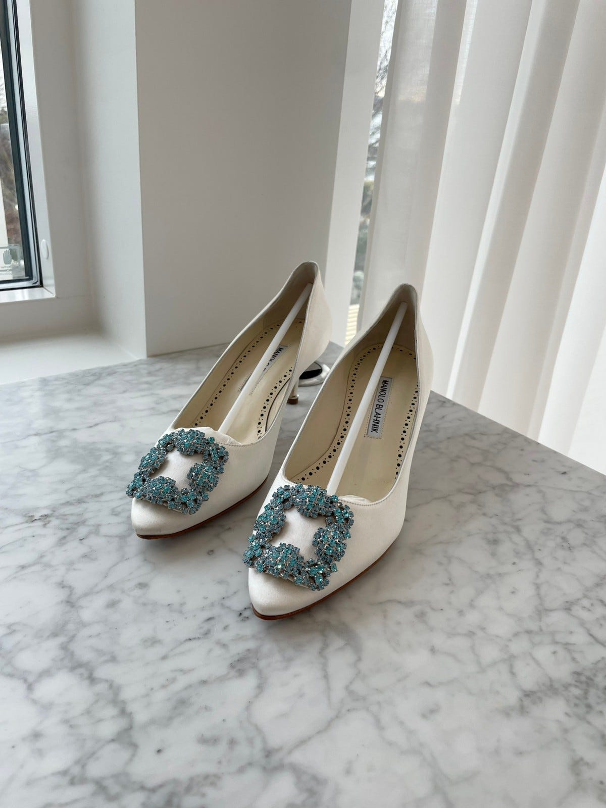 MANOLO BLAHNIK HANGISI ジュエルバックルパンプス