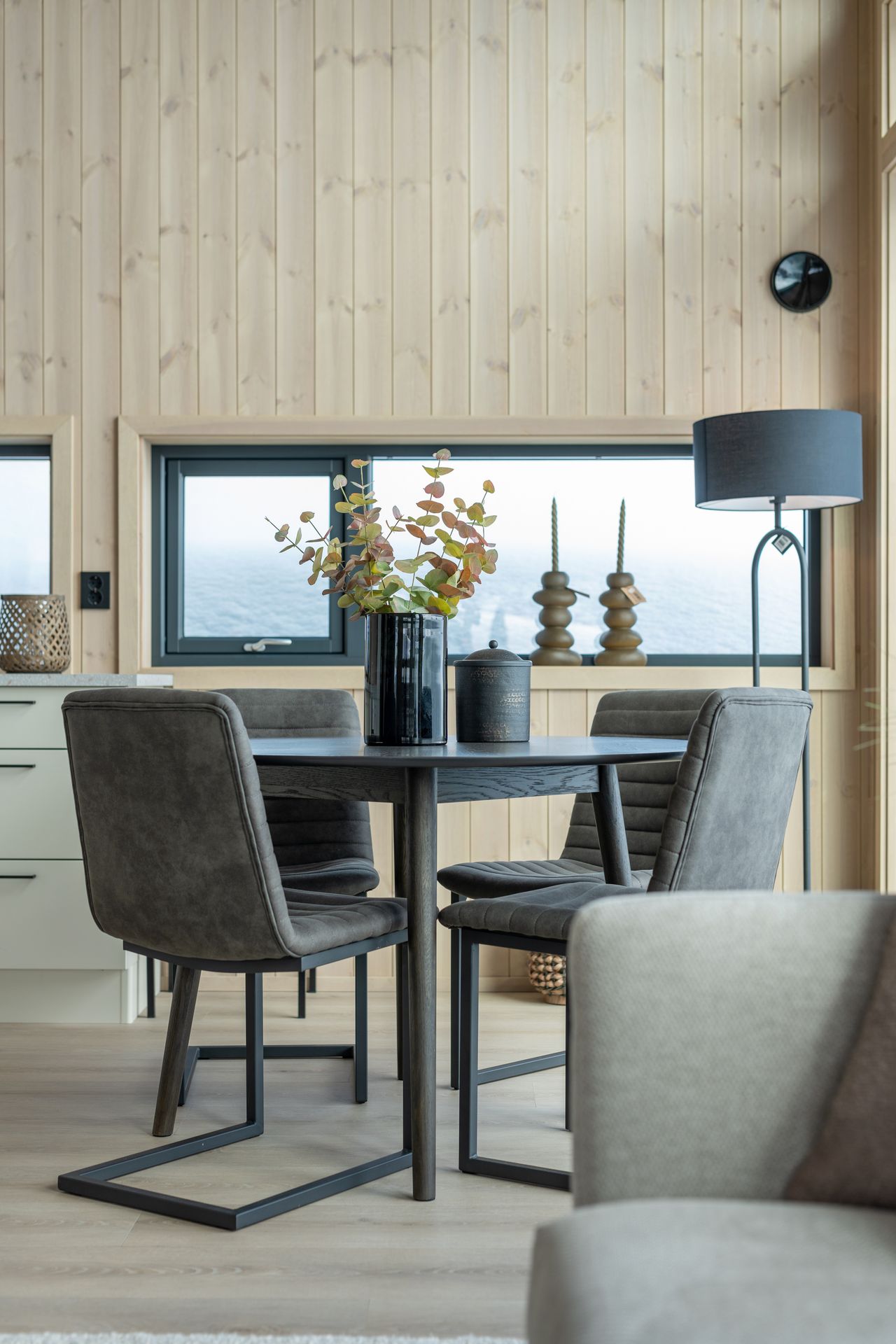 Stor familiehytte med høy standard – ski in/out – prosjektert på flott, sørvendt og solrik tomt midt i trekket!