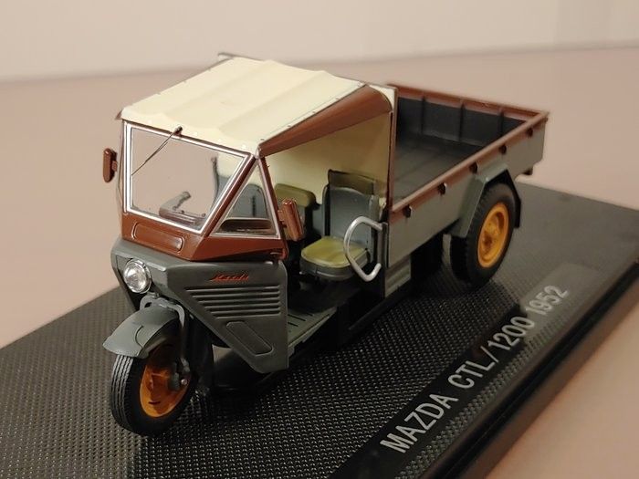 エブロ 1/43 マツダ CT/1200 1952 幌有り グレー/ブラウン